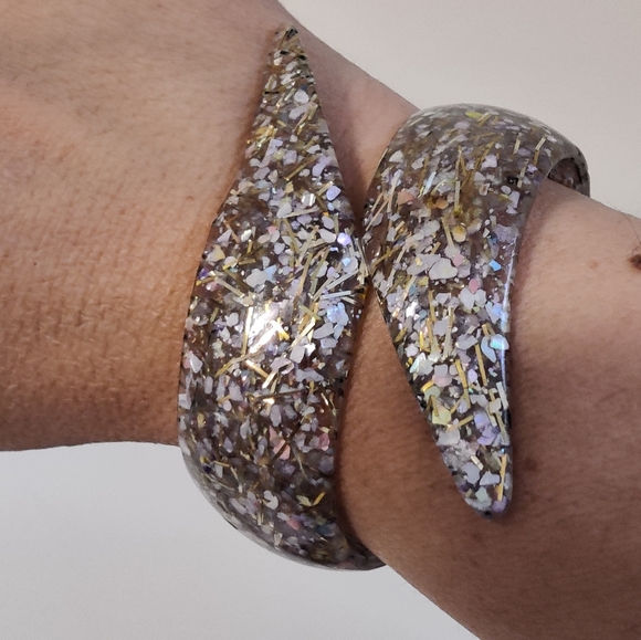 Vintage lucite confetti hinged cuff bracelet - Picture 2 of 14